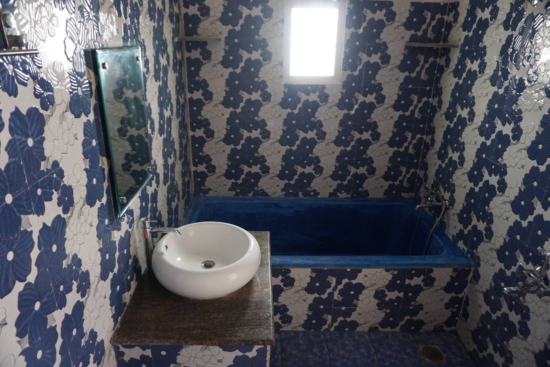 Prithvi room G1, Art Le Cafe Auroville — bathroom with bathtub