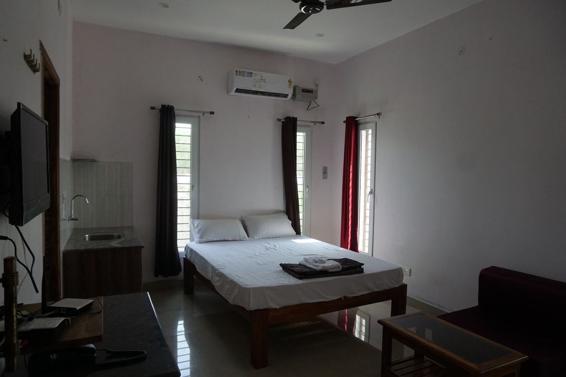 Vayu room G4, Art Le Cafe Auroville — bed with windows and AC