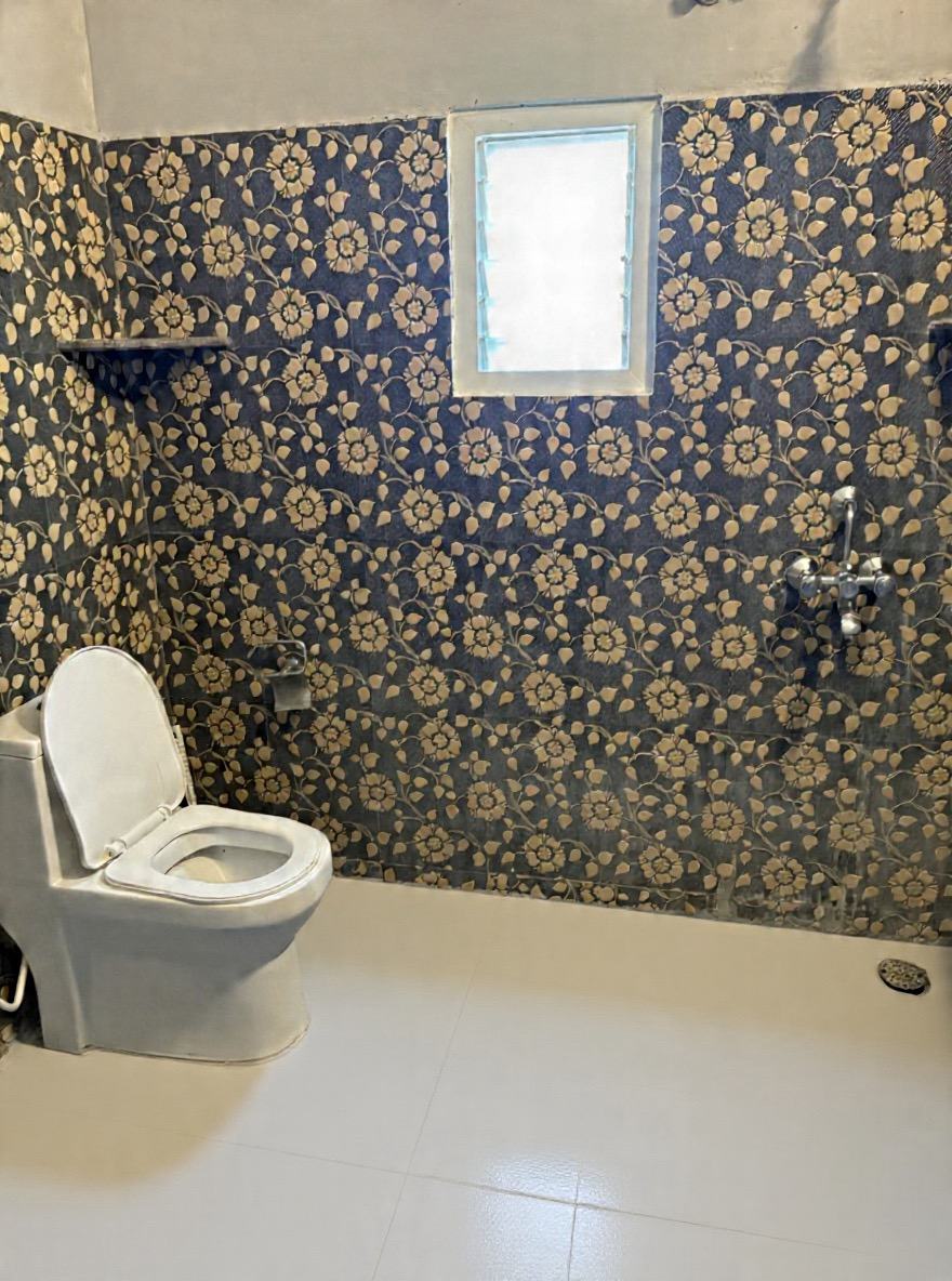Shambhala dormitory F11, Art Le Cafe Auroville — second bathroom