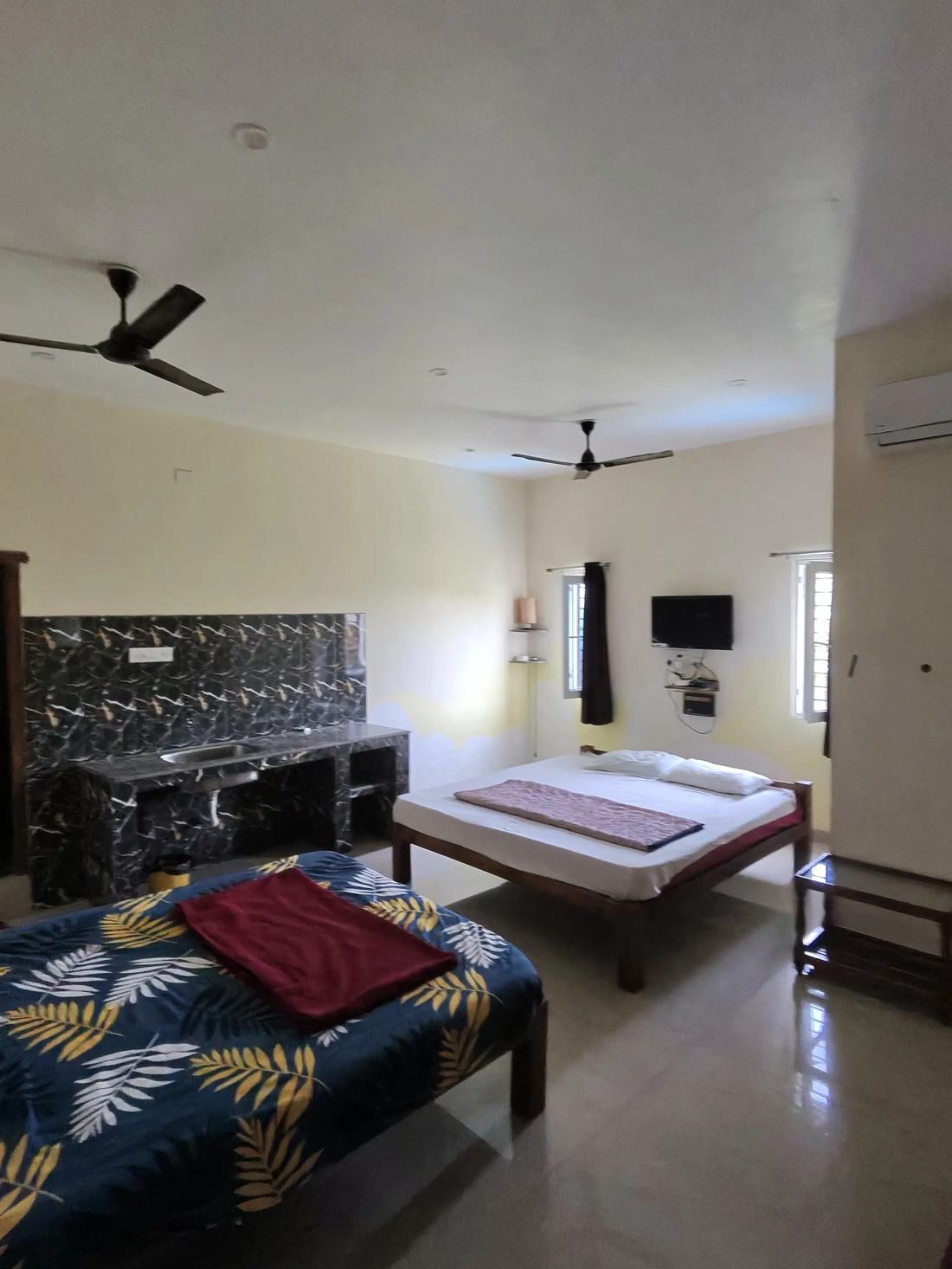 Utopia room F13, Art Le Cafe Auroville — bed, sink and TV