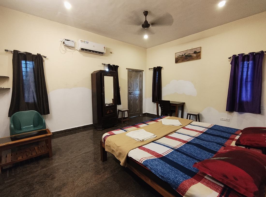 Shangri-La room F14, Art Le Cafe Auroville — bed and wardrobe