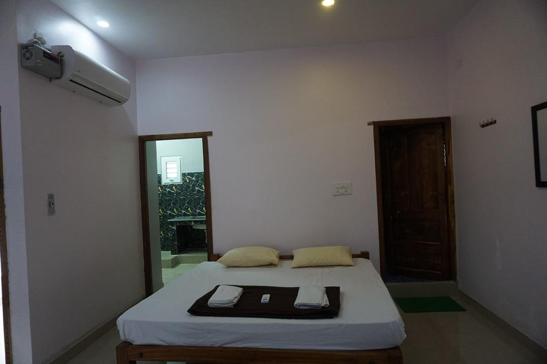Zeus room S14, Art Le Cafe Auroville — bed and AC