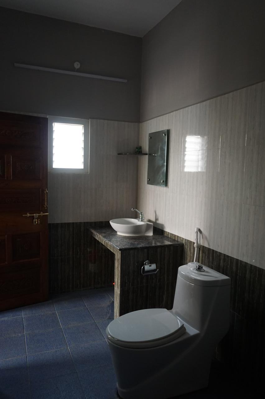 Ganesha room S17, Art Le Cafe Auroville — bathroom with sink and toilet