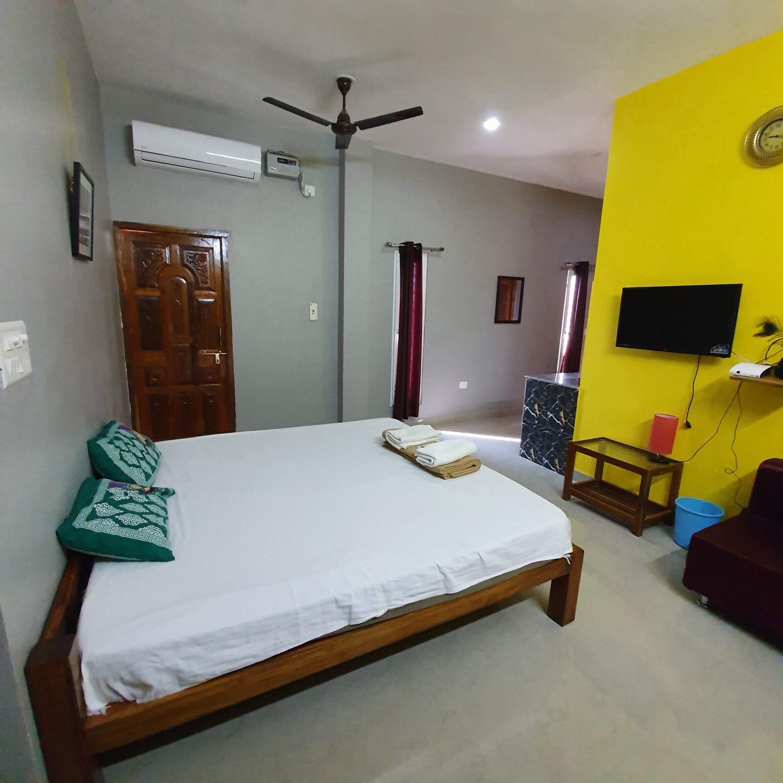 Kubera room S21, Art Le Cafe Auroville — bed, AC and TV